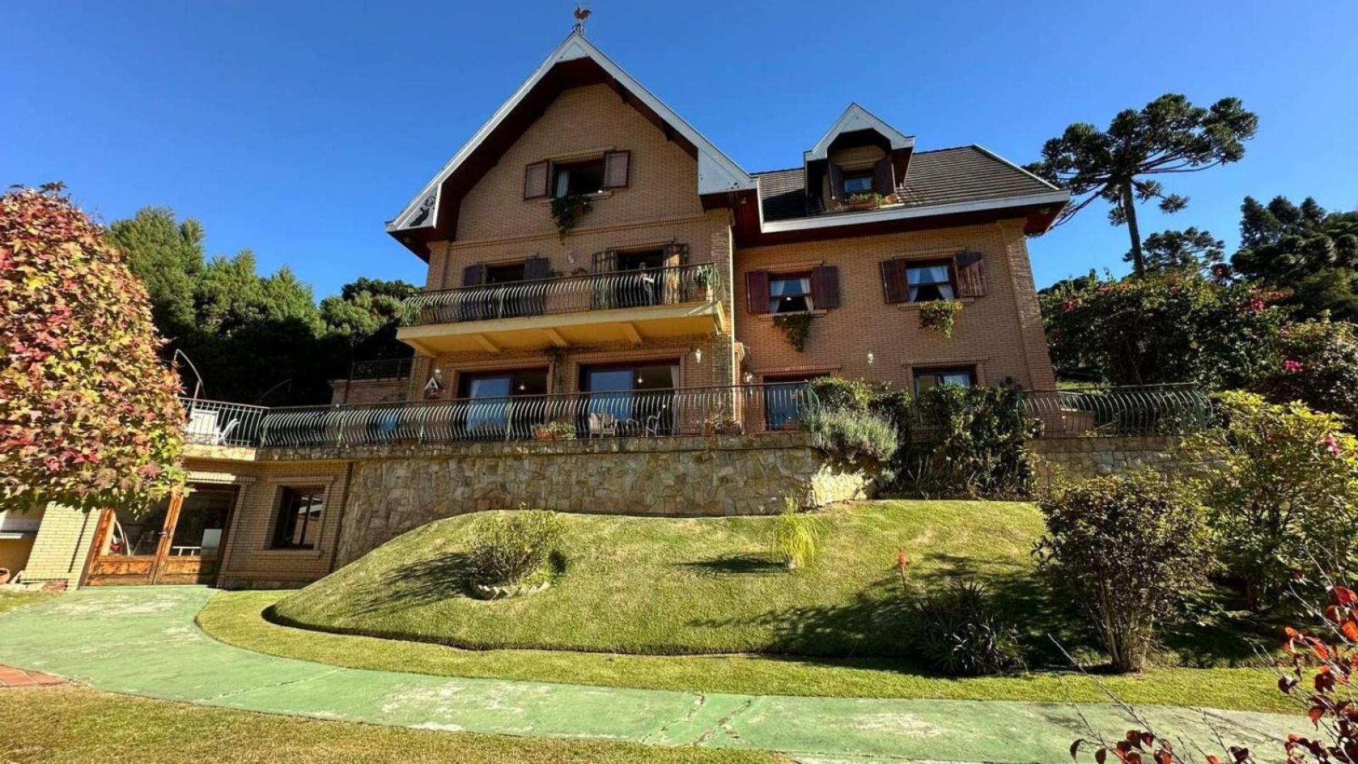 Alpine Mansion in Campos do Jordão
